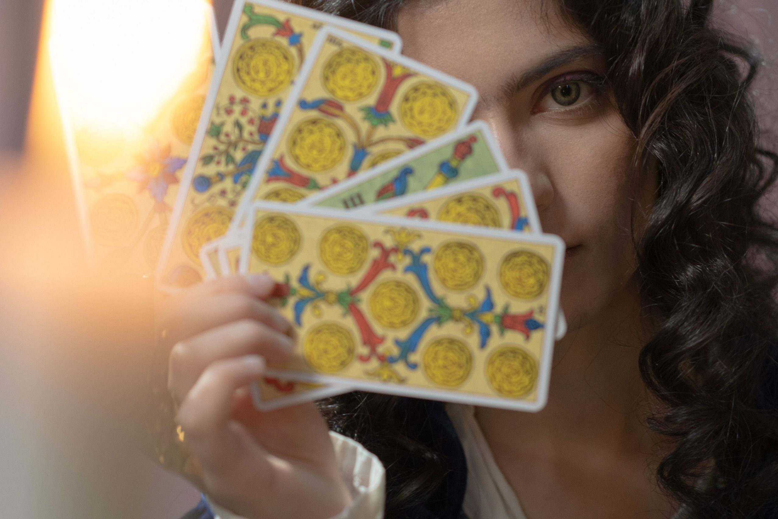 Descubre tu futuro con las lecturas de tarot en línea de Alicia Collado