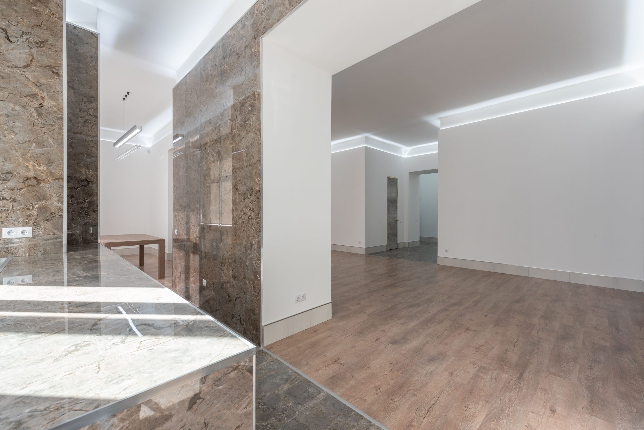Rodapiés blancos modernos: El truco visual para ganar amplitud y luminosidad